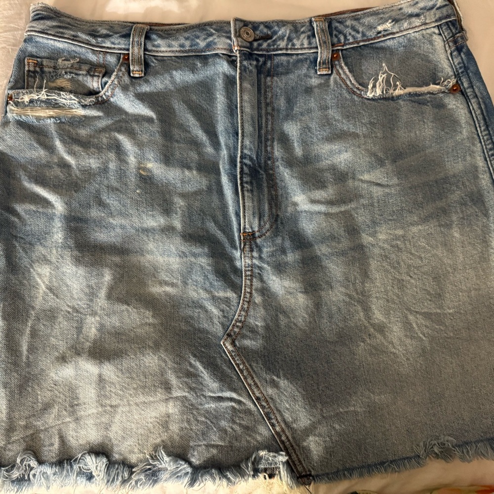 Abercrombie & Fitch
ZOE MATURAL RISE DENIM VINTAGE A-LINE SKIRT